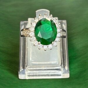 Elegant Silver and Green Gemstone Ring